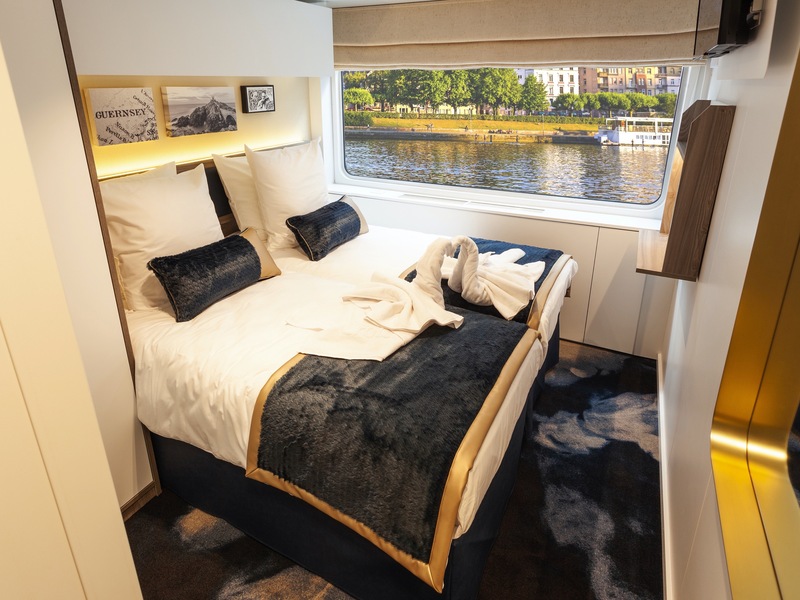 CAT. A - Main Deck 2 Adjustable Beds